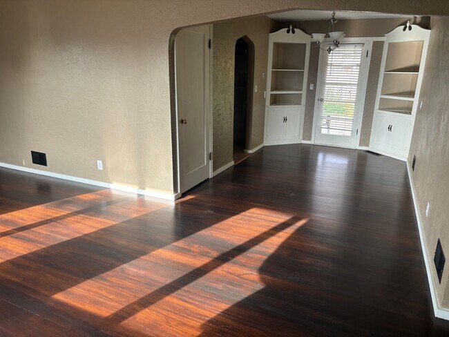 Building Photo - Charming 2-Bedroom located in Eastgate