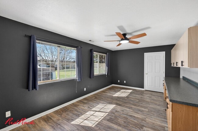 Building Photo - Gorgeous Bedroom Townhome in Prime Location