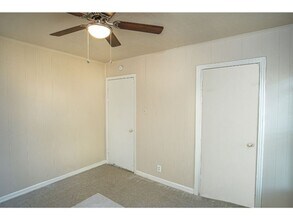 Building Photo - 1003 Poinsettia St