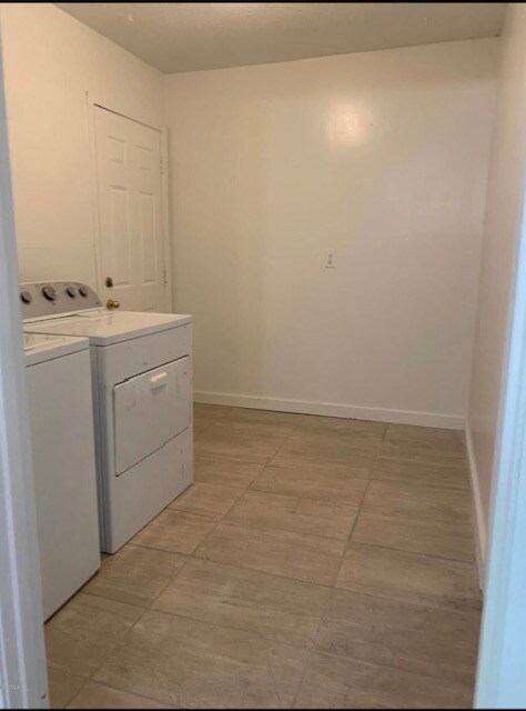Building Photo - 830 Lakewood Pl