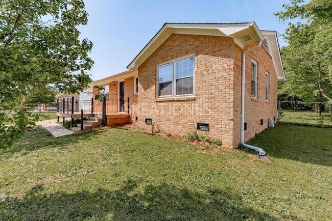 Building Photo - 1603 Fairfax Dr
