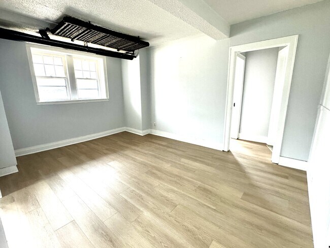 Photo du bâtiment - 36 Hanna St W