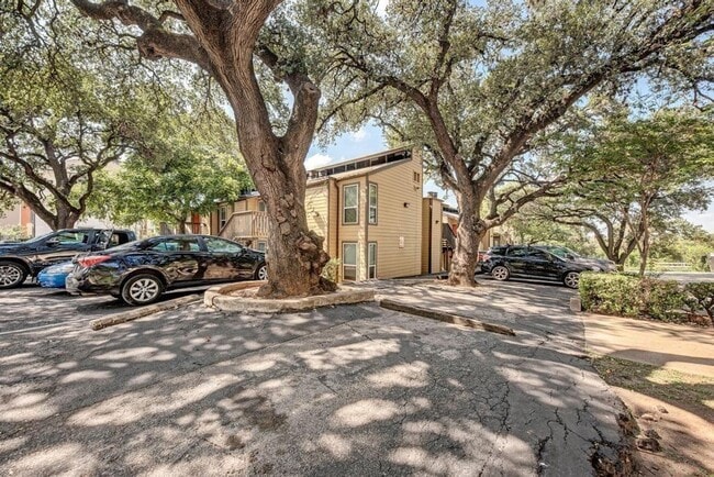 Building Photo - Studio Condo in the Heart of West Campus!