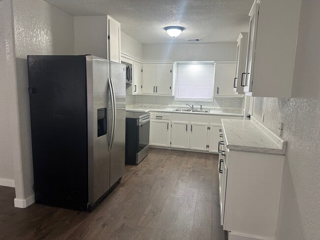 Building Photo - 208 Walnut St