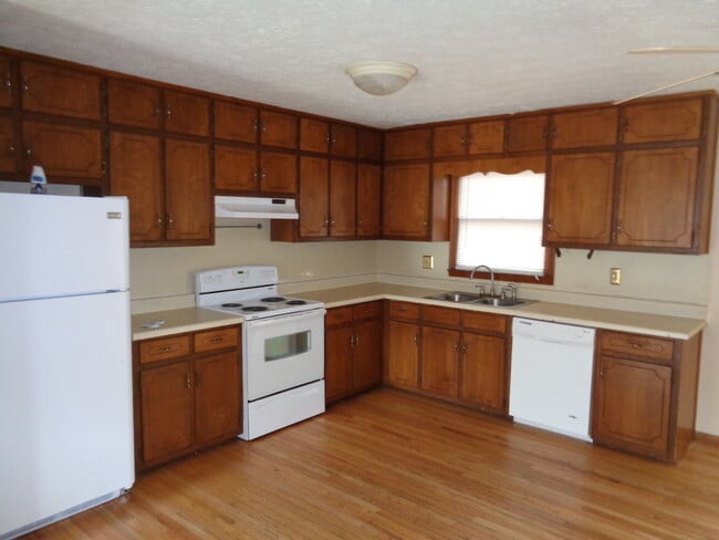 Building Photo - Great location and Schools