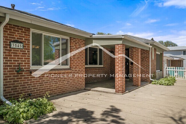 Foto del edificio - Classic Brick Ranch on Quiet Street in Whe...