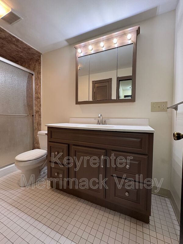 Foto del edificio - 700 Robbins Ave