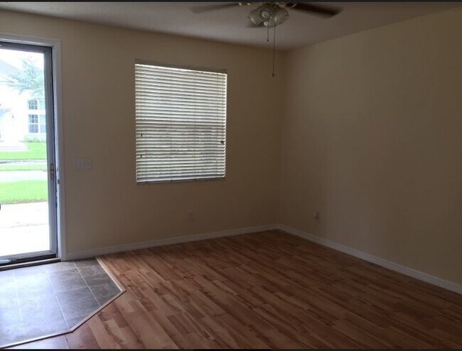 Foto del edificio - Townhome in Avalon Park with a 2 car garage