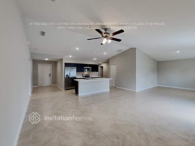 Building Photo - 825 SE Chaloupe Ave