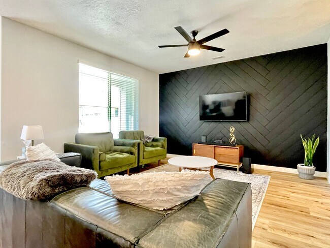 Building Photo - Beautiful Townhome at Pages Hollow!