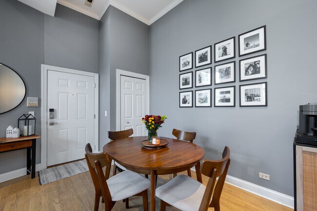 Foto del edificio - 4662 N Winthrop Ave