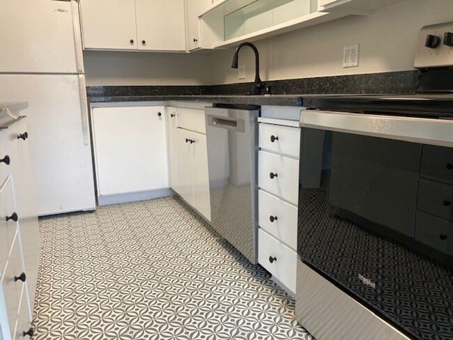 Building Photo - Updated extra large one bedroom at Woodlake