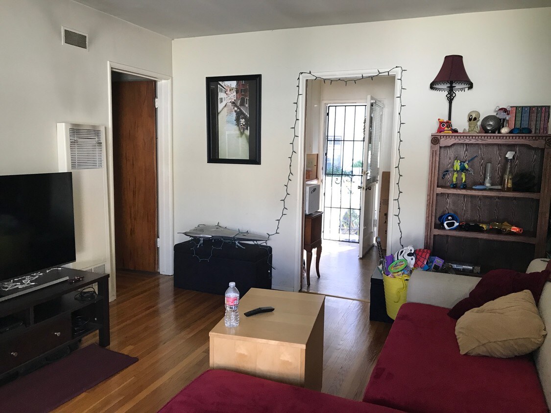 Foto del edificio - 6951 Kittyhawk Ave