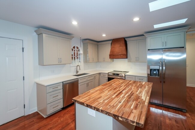 Foto del edificio - 440 S May St