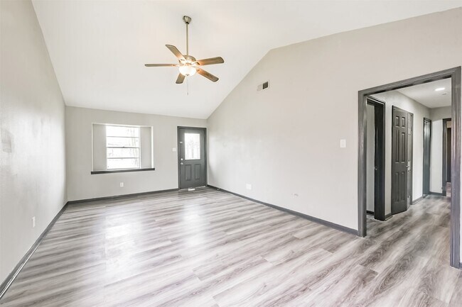 Foto del edificio - 2718 Summertime Dr