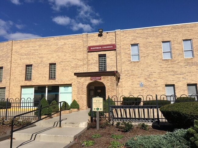 Foto del edificio - 13 Shadowbrook Ln