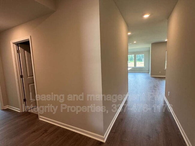 Building Photo - 226 Sidney Oaks Dr
