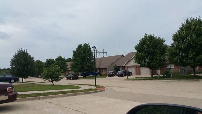 Building Photo - 504 Glenstone Dr
