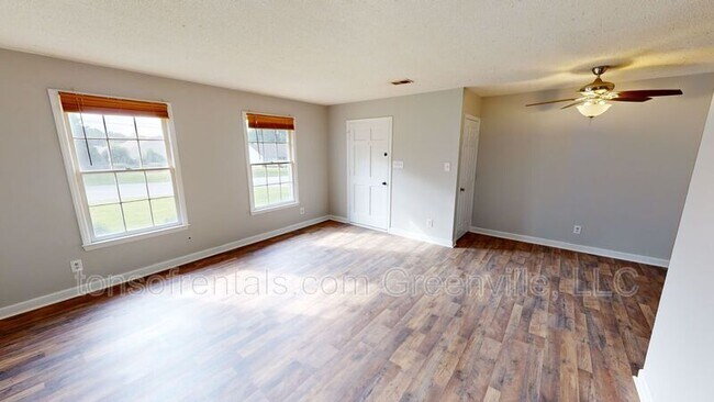Foto del edificio - 178 Hidden Hill Rd