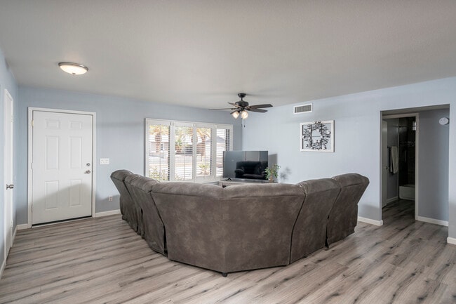 Building Photo - 951 W La Jolla Dr
