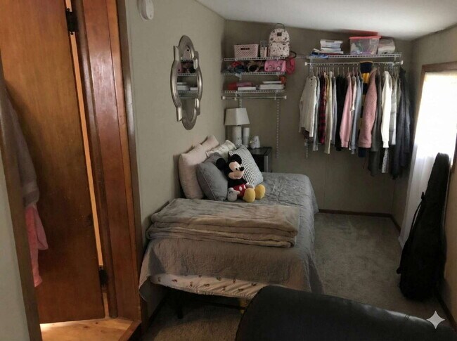 Foto del edificio - Great 4 Bed 1 Bath close to UWEC!