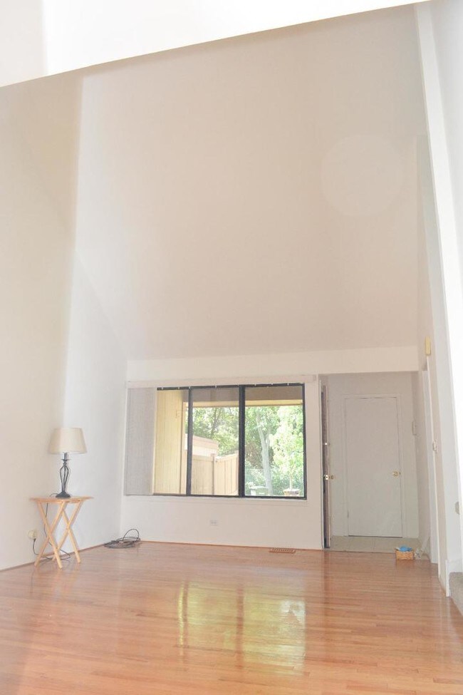 Building Photo - 544 E Woodfield Trail