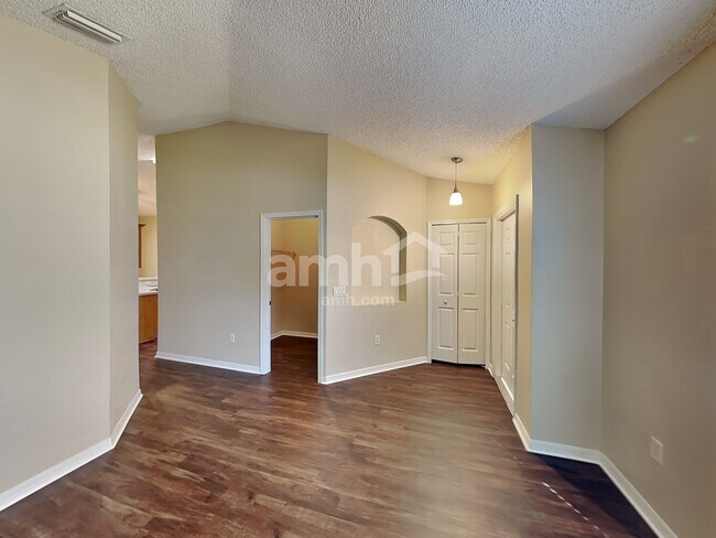 Foto del edificio - 635 Sedgewood Cir