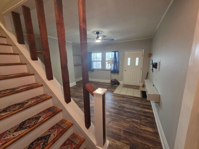 Foto del edificio - Stylish 2-Bedroom Home in Braddock with Bonus Space & Modern Comfort