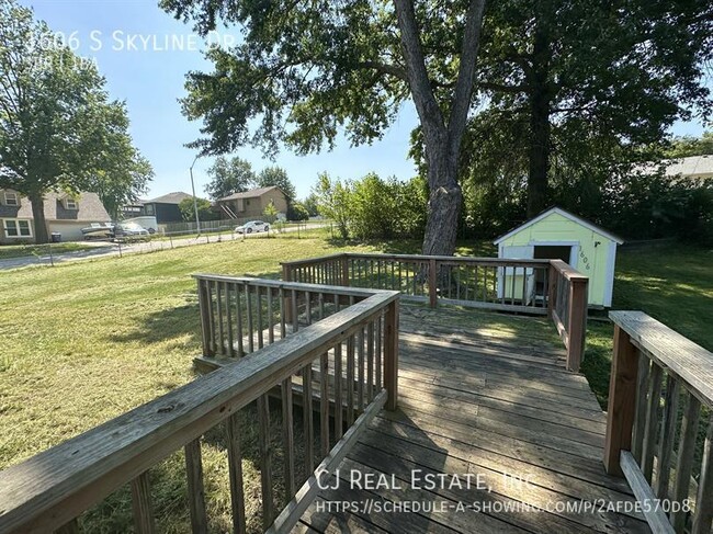 Building Photo - 1606 S Skyline Dr
