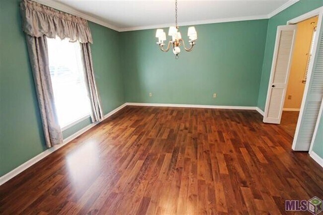 Foto del edificio - Three Bedroom Home With A Large Bonus Room
