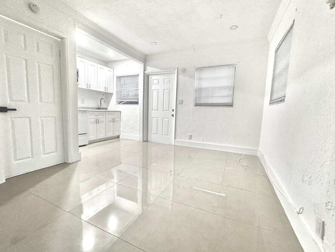 Foto principal - 612 NW 1st Ave