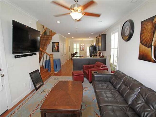 Building Photo - 3BR Home Downtown Available 9/1/23!