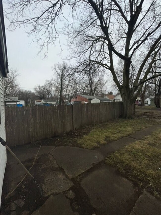 Building Photo - Welcome to this charming 4-bedroom, 1-bath...