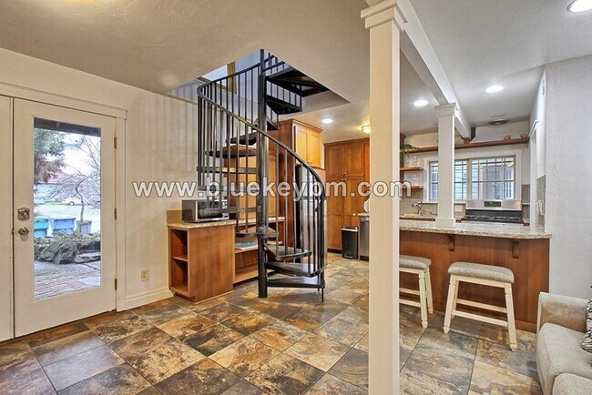 Foto del edificio - 2 Bed, 1.5 Bath Home with Spiral Staircase...