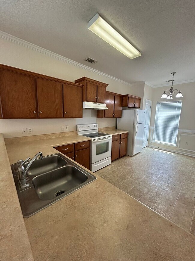 Building Photo - Available now! 2 bed/ 2 bath Townhouse in ...