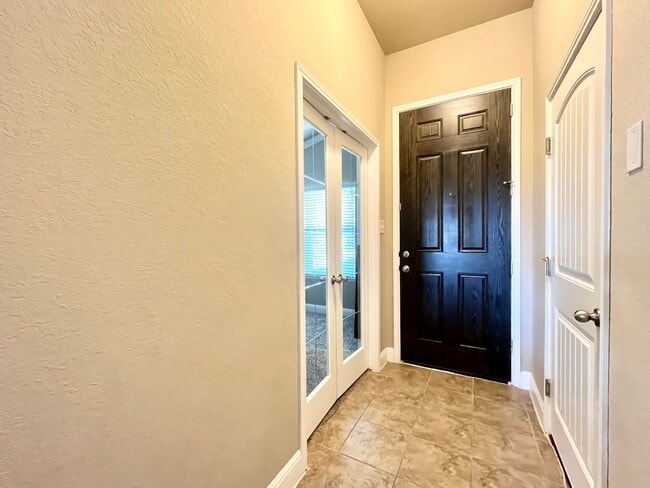 Building Photo - 3  Bedroom/2 Bathroom Champions Park Subdi...