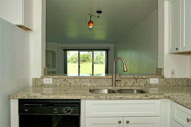 Building Photo - Beautifully Updated and Spacious 1 Bedroom...