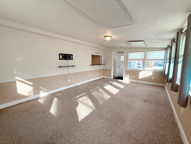 Building Photo - 3 Elm St