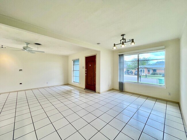 Building Photo - **$1495/month***