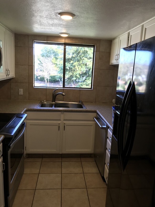 Building Photo - 2055 Sierra Rd #72