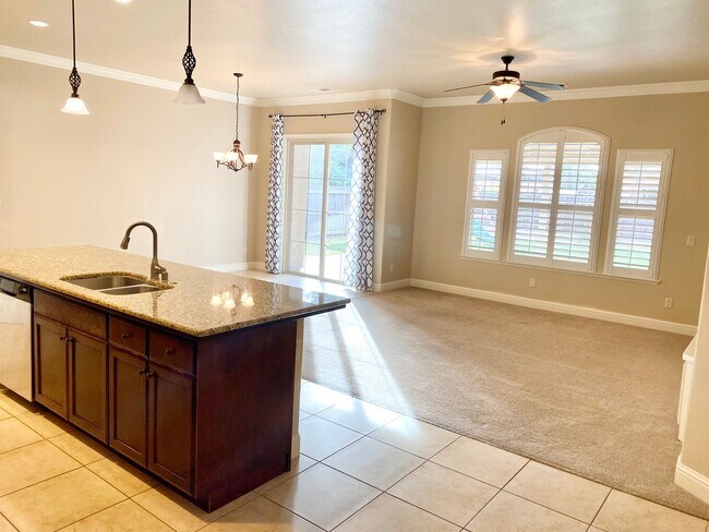 Foto del edificio - Beautiful 3-Bed, 2-Bath Near Sanger West High School