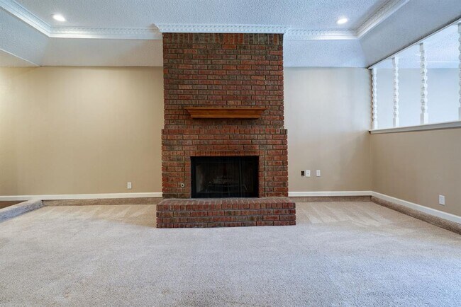 Building Photo - 3718 Country Club Dr W