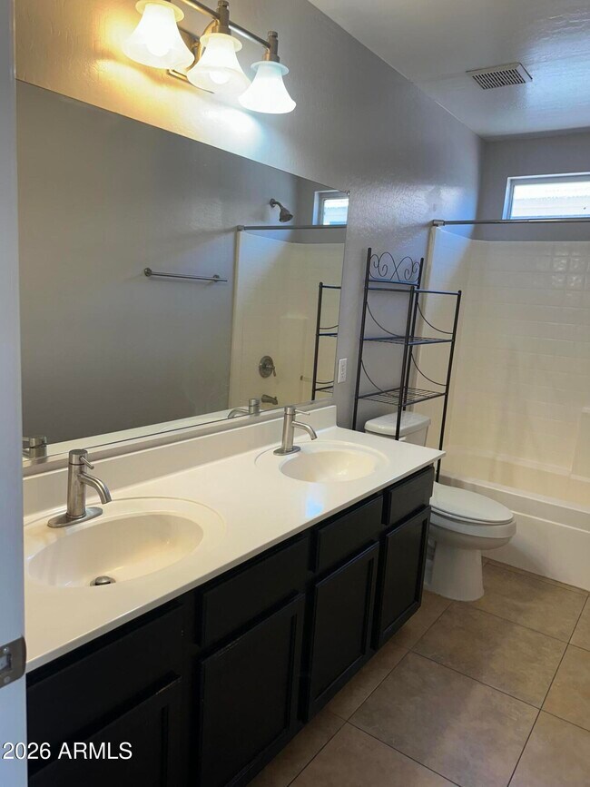 Foto del edificio - 1383 S 228th Ln