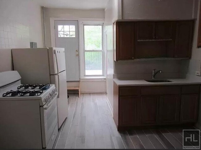 Building Photo - BRIGHT, SPACIOUS NO FEE CROWN HEIGHTS 2BR!!!