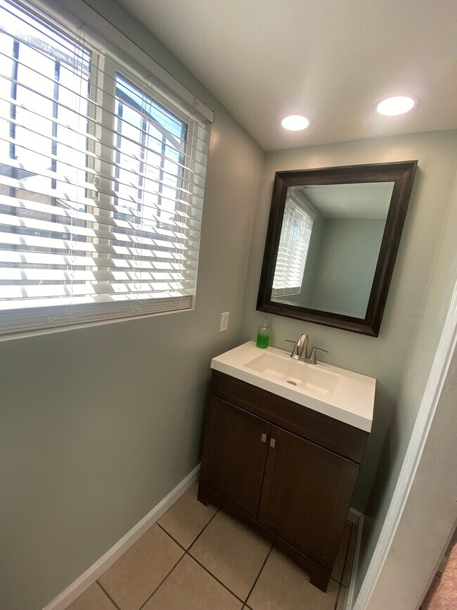 En la planta baja hay 1,5 baños. - 1725 Buena Vista St