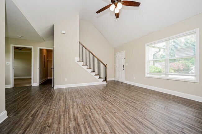 Foto del edificio - 320 Woodland Ridge Cir
