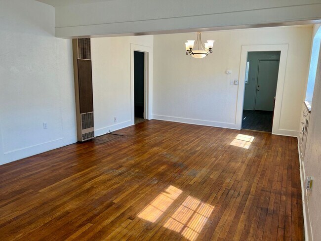 Building Photo - 3 Bedroom, 1 Bath Home in Fresno
