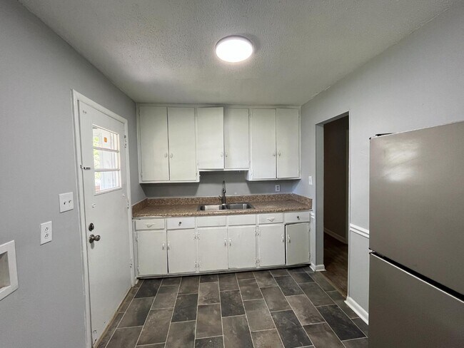 Foto del edificio - 2321 Stroller Ave