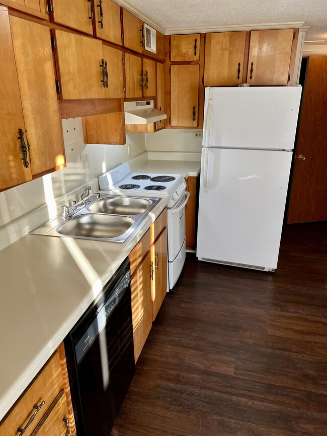 Building Photo - 110 Lyons St