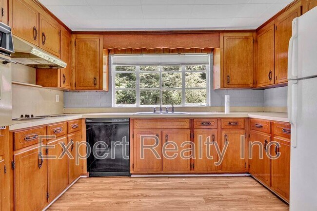 Building Photo - 216 Meadowood Ave